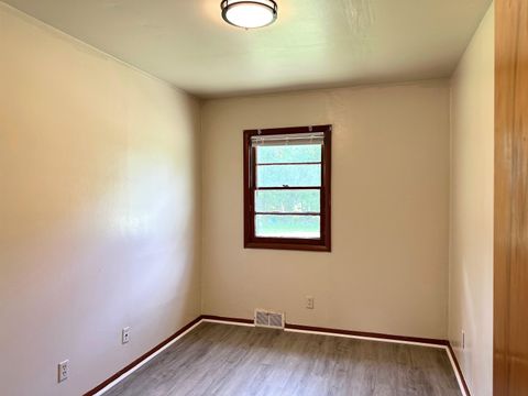 Tiny photo for 517 E Fisher Street, Carbondale, IL 62901 (MLS # 100000067)