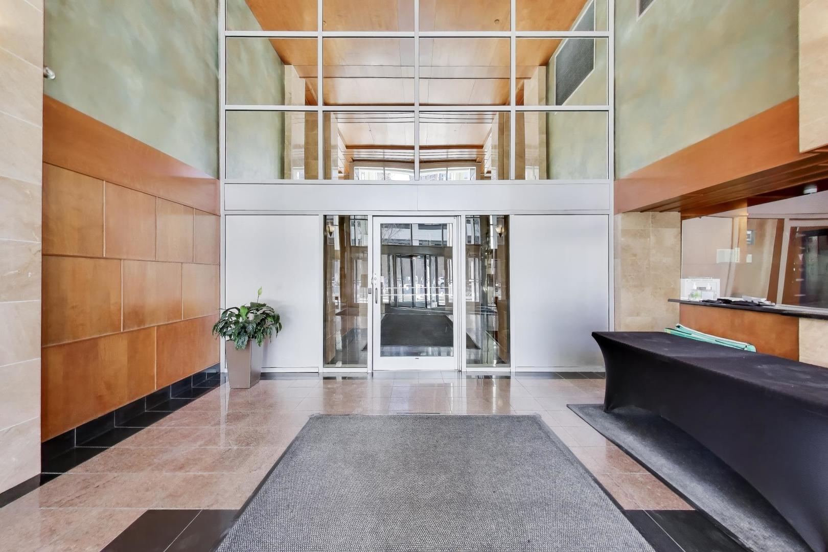 1122 N Clark Street 3705