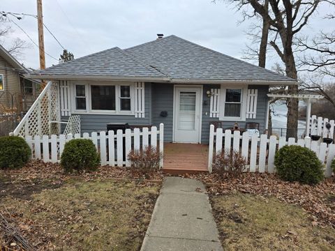 3 beds bed, 2.5 baths bath property at 24927 w forest drive, lake villa, IL 60046