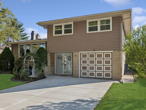 Tiny photo for 275 Wilkins Drive, Des Plaines, IL 60016 (MLS # 12504595)