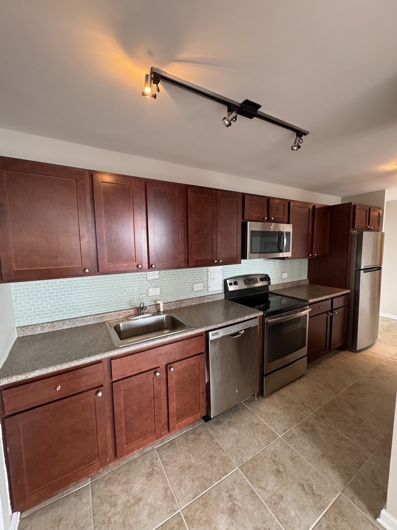 5701 N SHERIDAN Road 17S