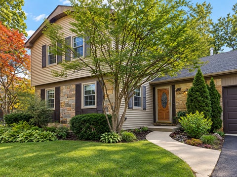 Tiny photo for 933 Country Lane, Buffalo Grove, IL 60089 (MLS # 12741032)