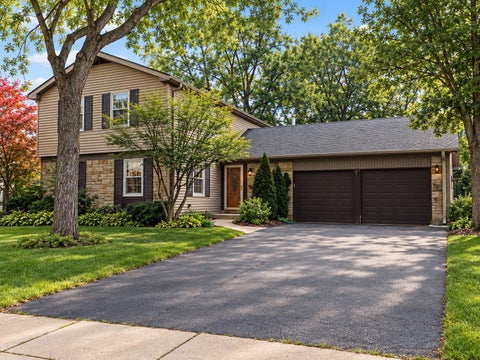 Tiny photo for 933 Country Lane, Buffalo Grove, IL 60089 (MLS # 12741032)