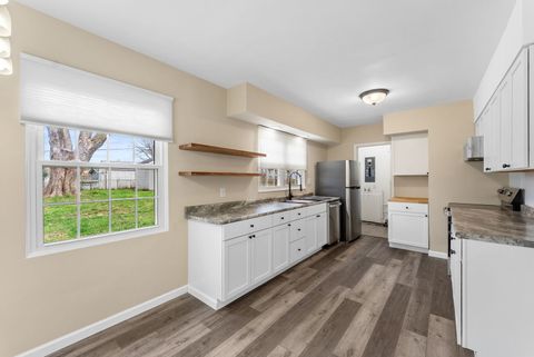 Tiny photo for 2511 Belle Avenue, Davenport, IA 52803 (MLS # 12612051)