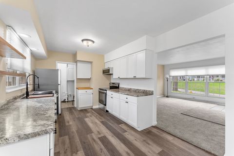 Tiny photo for 2511 Belle Avenue, Davenport, IA 52803 (MLS # 12612051)