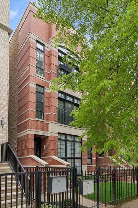 Photo of 3236 N Kenmore Avenue #1, Chicago, IL 60657 (MLS # 12623395)