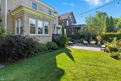 Tiny photo for 2901 W Sunnyside Avenue, Chicago, IL 60625 (MLS # 12489546)
