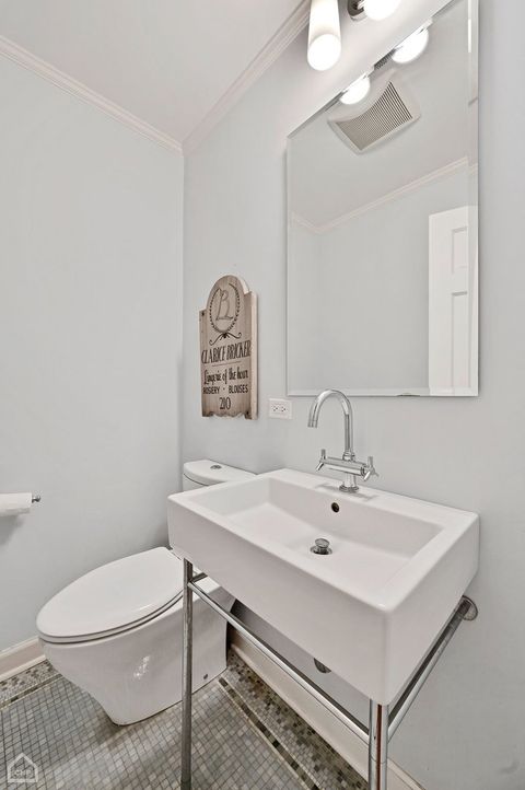 Tiny photo for 2901 W Sunnyside Avenue, Chicago, IL 60625 (MLS # 12489546)