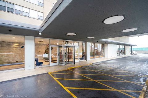 Tiny photo for 6301 N Sheridan Road #6C, Chicago, IL 60660 (MLS # 12555074)