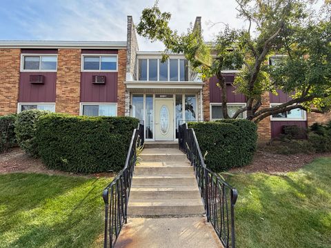 Photo of 1313 S Rebecca Road #118, Lombard, IL 60148 (MLS # 12511472)