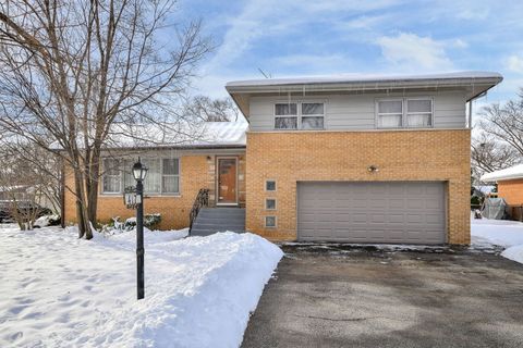 Photo of 22W417 Tamarack Drive, Glen Ellyn, IL 60137 (MLS # 12530995)