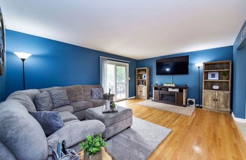 Tiny photo for 1342 S 14th Street #A2, St. Charles, IL 60174 (MLS # 12570085)