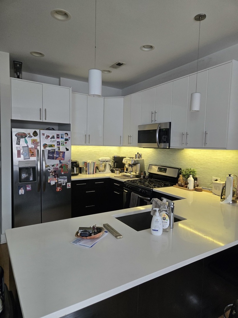 3707 N Southport Avenue 2