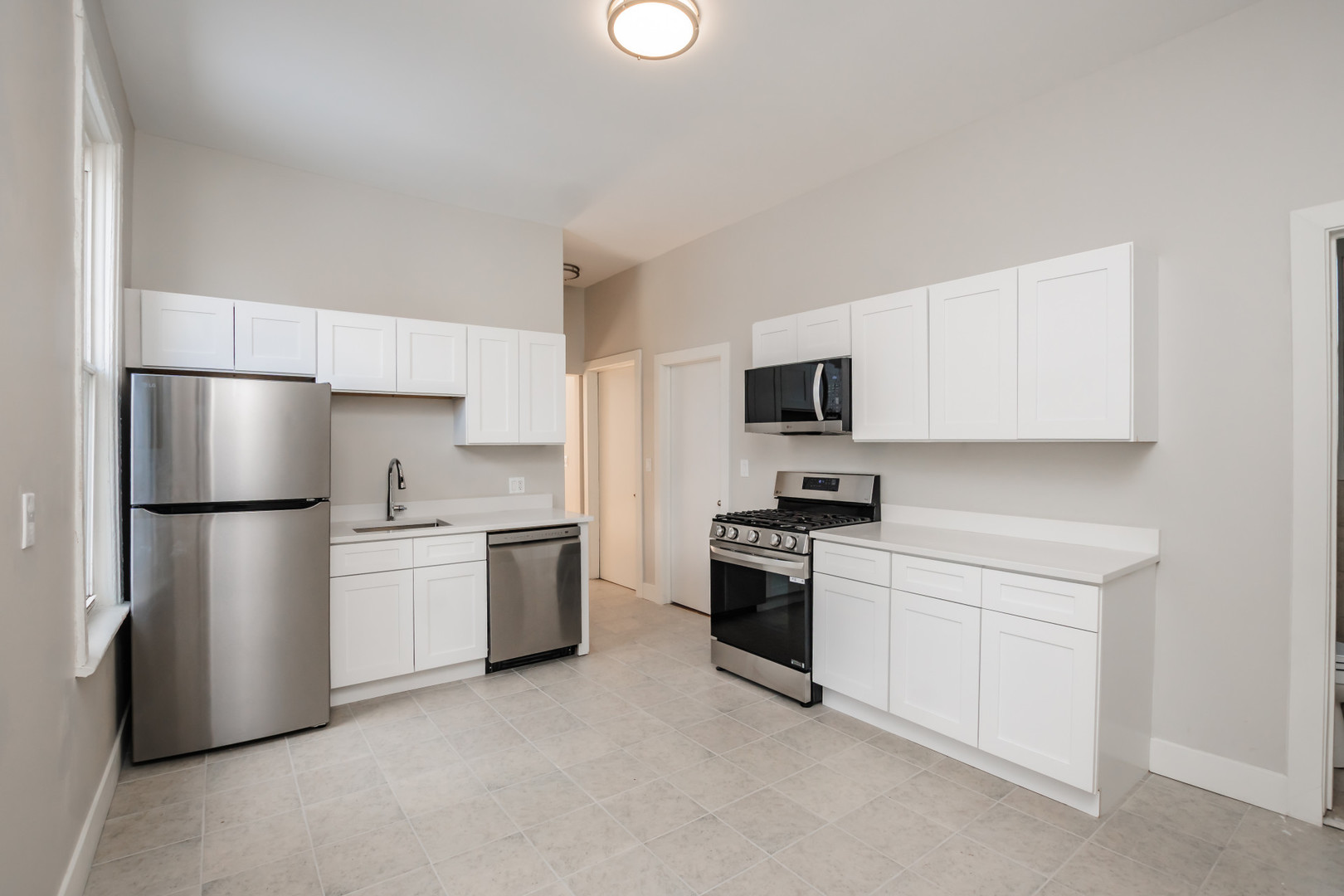 2112 W Roscoe Street 2R