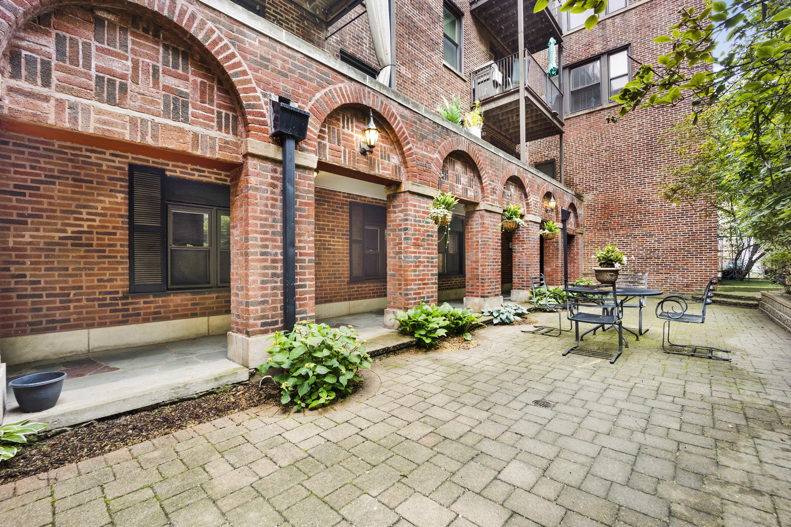 643 W Roscoe Street C1
