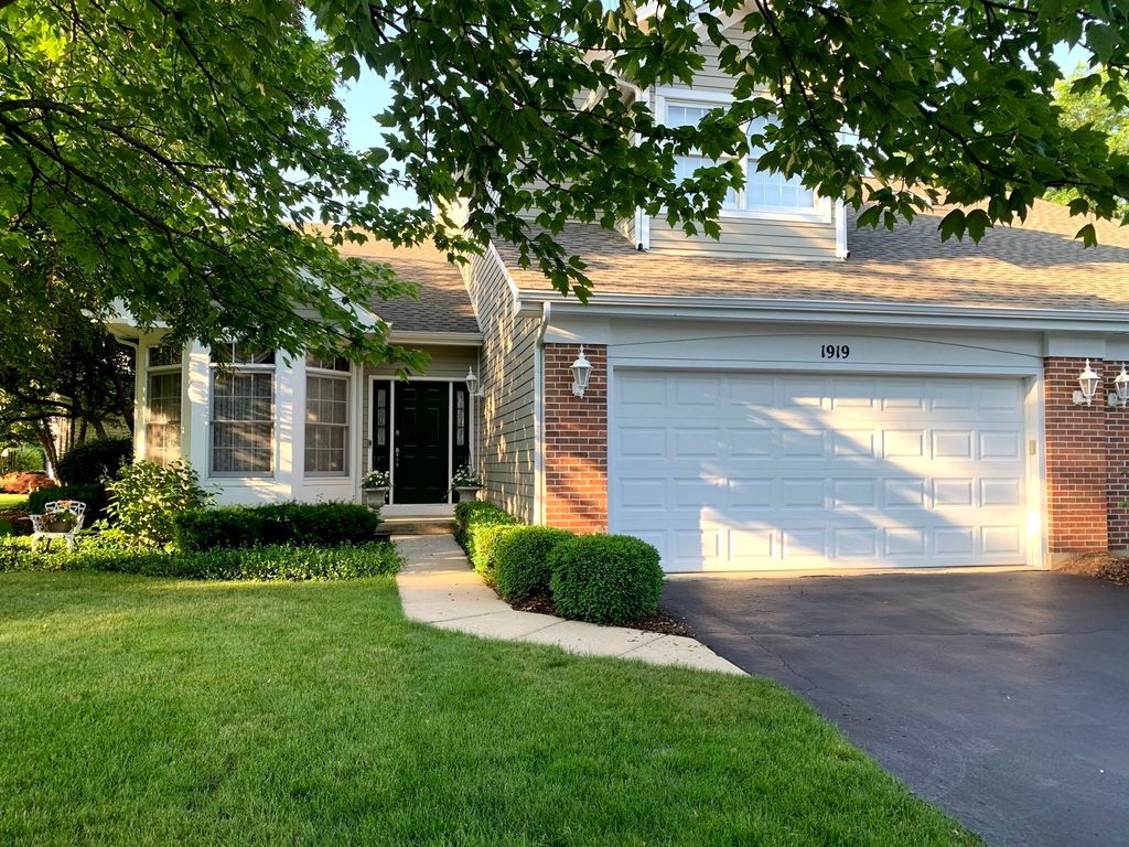 Photo for 1919 Waverly Circle, St. Charles, IL 60174 (MLS # 12401524)