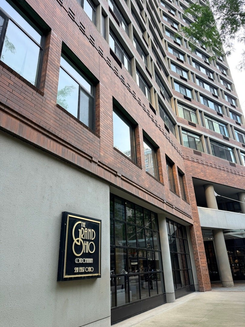 211 E Ohio Street VALET-269