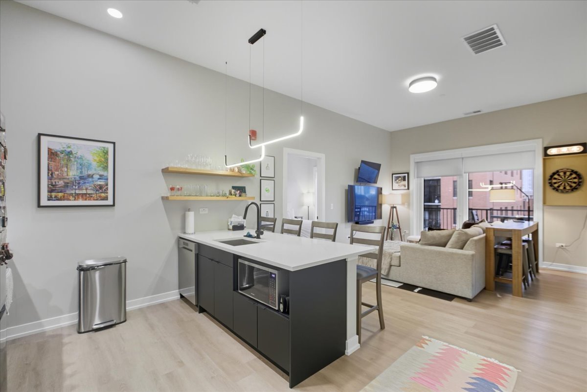 3217 N Clark Street 402