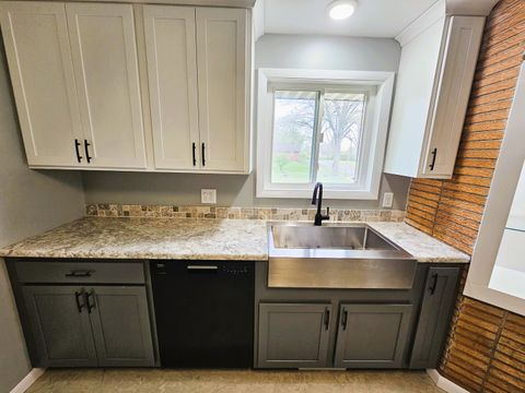 Tiny photo for 700 Magnolia Avenue, Mt Vernon, IL 62864 (MLS # 12611201)