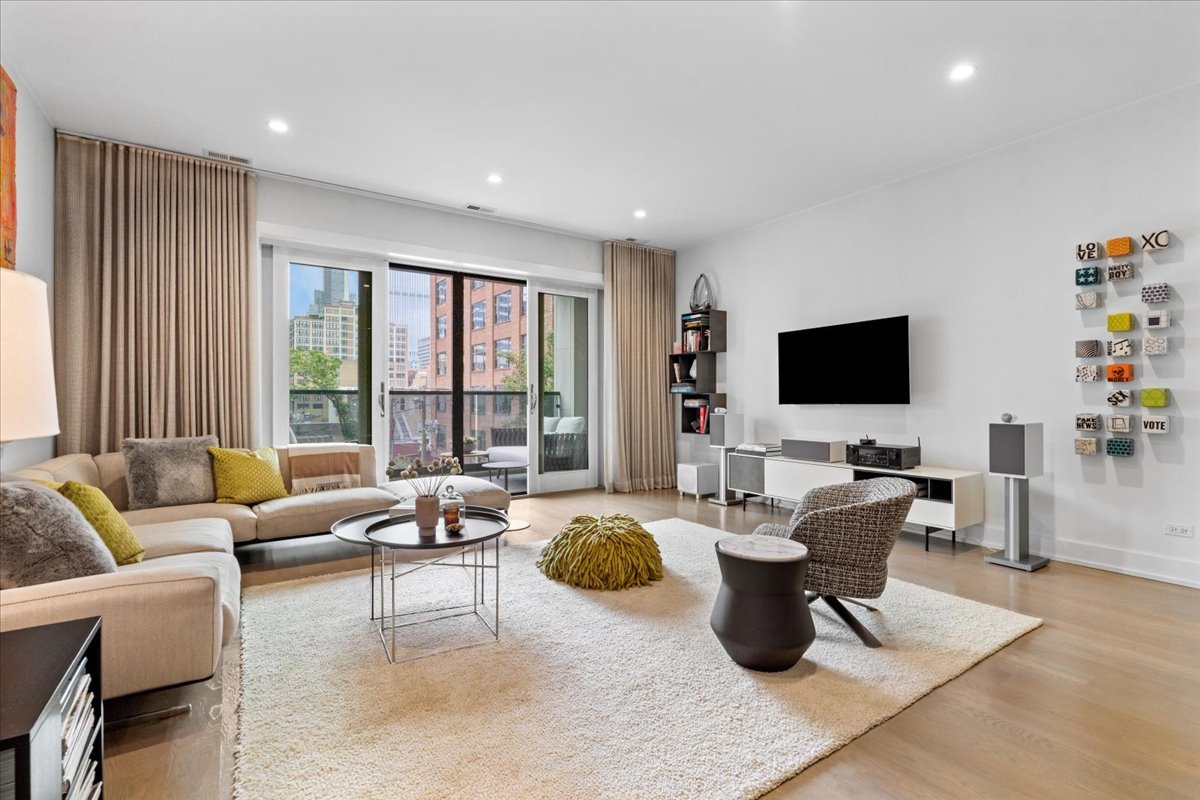 216 S Green Street 3N