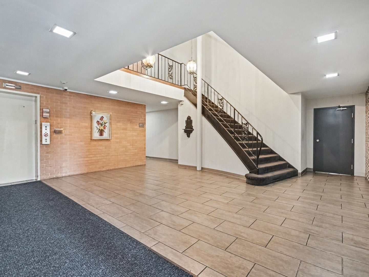 931 W Arquilla Drive 413