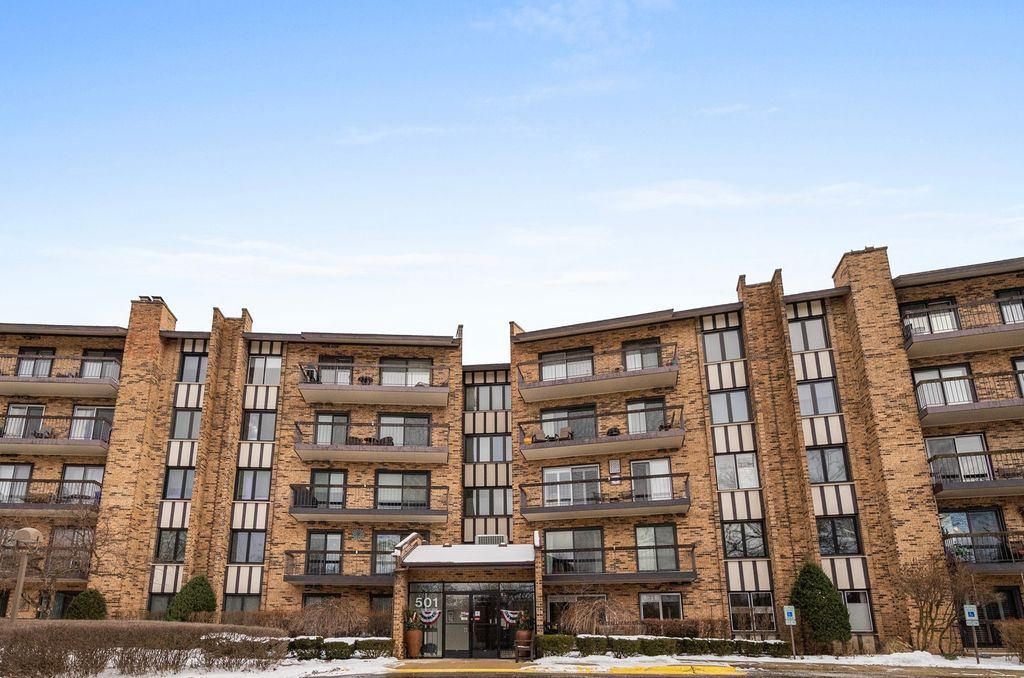 Photo for 501 Lake Hinsdale Drive #207, Willowbrook, IL 60527 (MLS # 12463812)