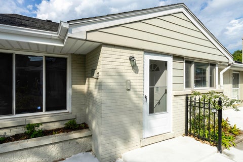 Tiny photo for 7261 N East Prairie Road, Lincolnwood, IL 60712 (MLS # 12774876)