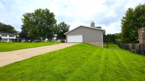 Tiny photo for 4470 18th Street, Bettendorf, IA 52722 (MLS # 12727538)