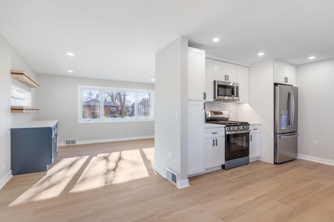 Tiny photo for 102 W Potomac Avenue, Lombard, IL 60148 (MLS # 12526038)