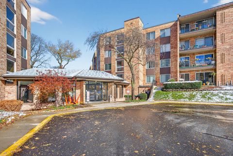 Photo of 500 W Huntington Commons Road #253, Mount Prospect, IL 60056 (MLS # 12516355)