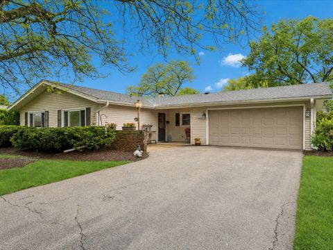 Property photo of 4 S Cypress Lane, North Aurora, IL 60542
