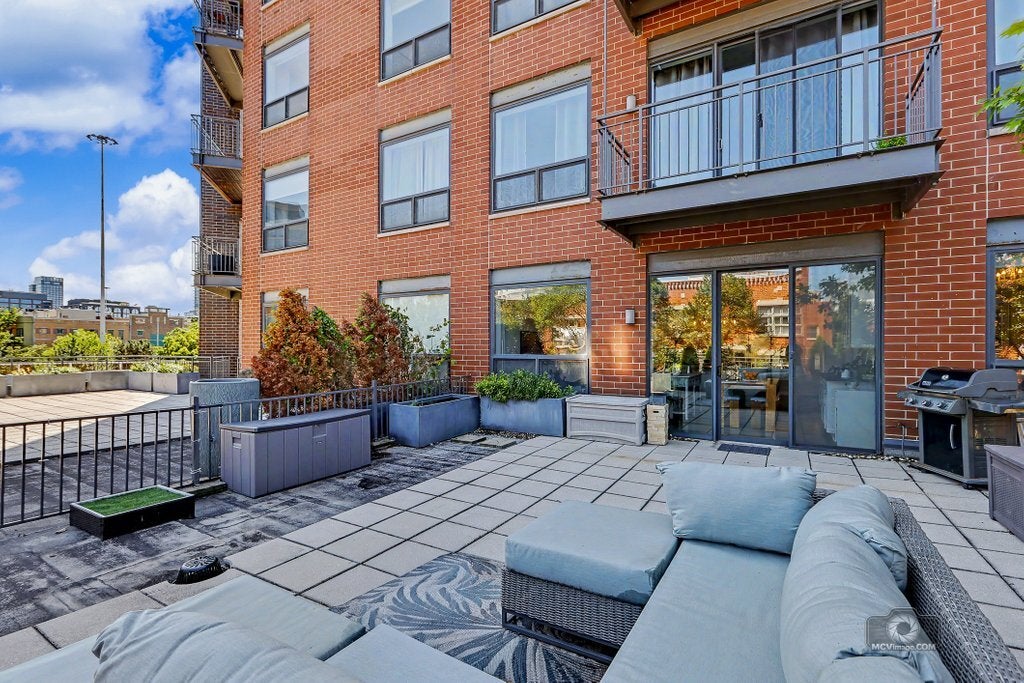 859 W ERIE Street 303