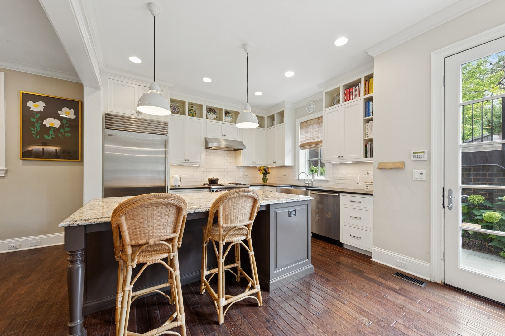 2039 W BERTEAU Avenue