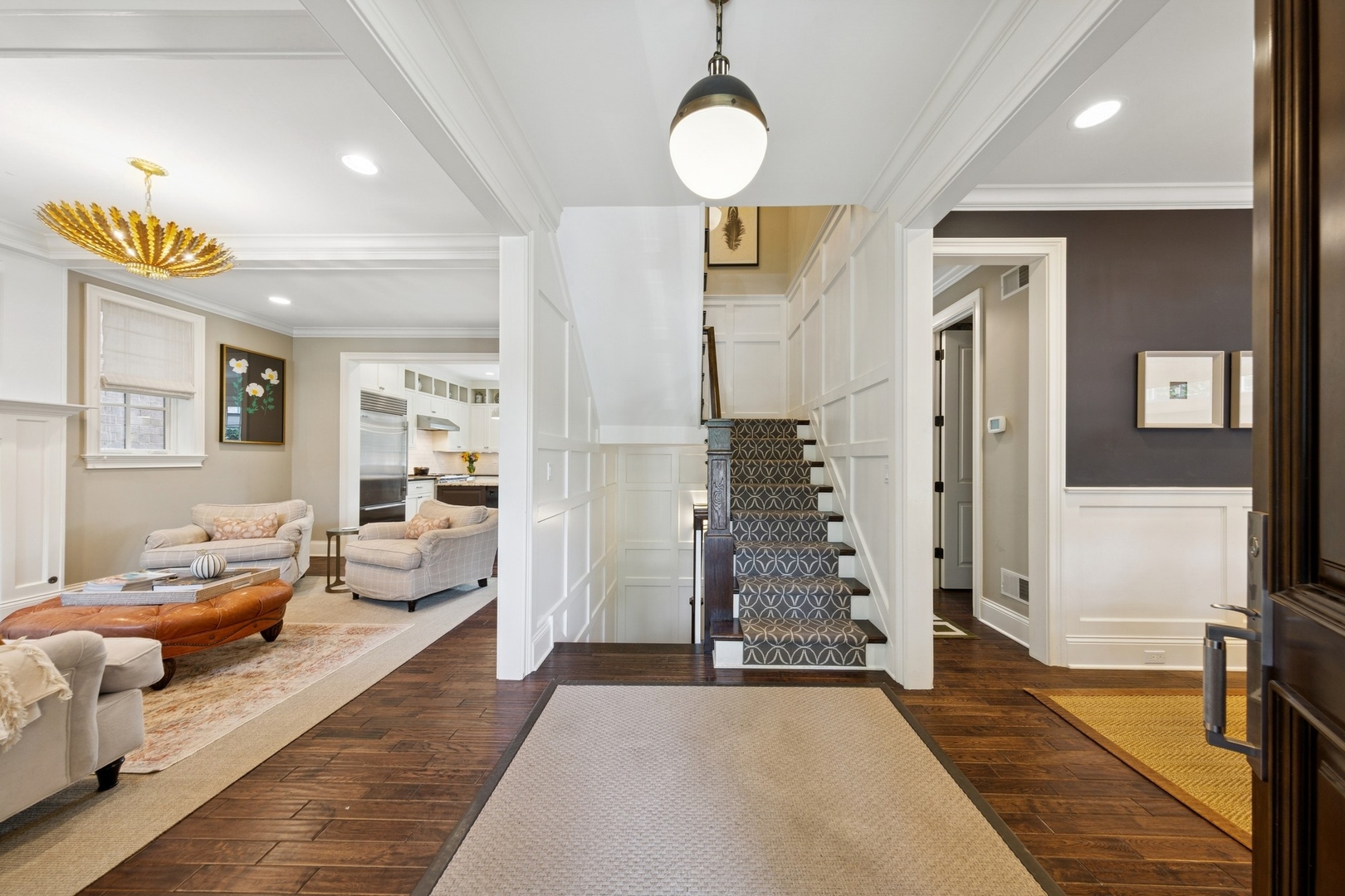 2039 W BERTEAU Avenue