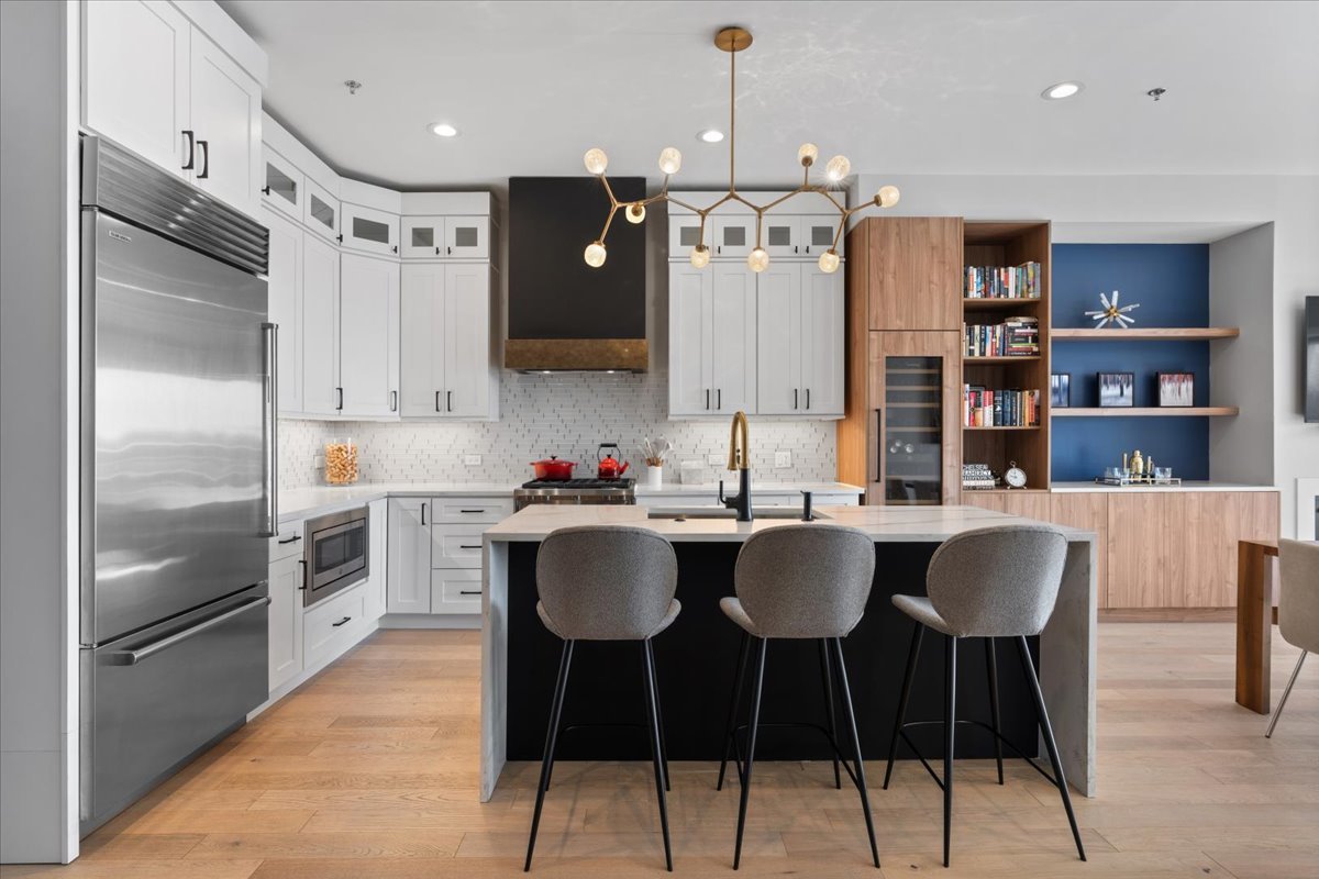 1767 W Rosehill Drive 403