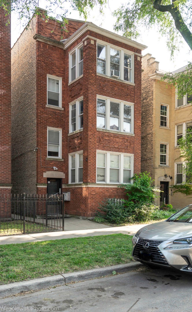 2009 W BIRCHWOOD Avenue