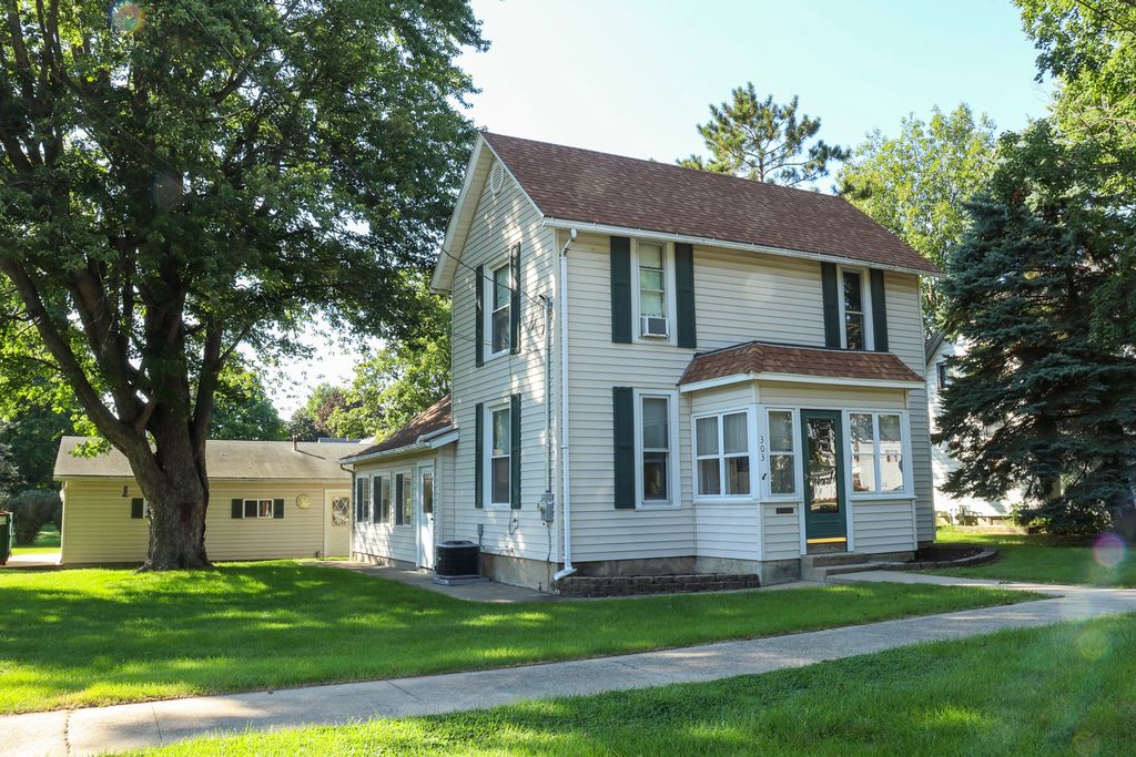 Photo for 303 S Grape Street, Morrison, IL 61270 (MLS # 12454938)