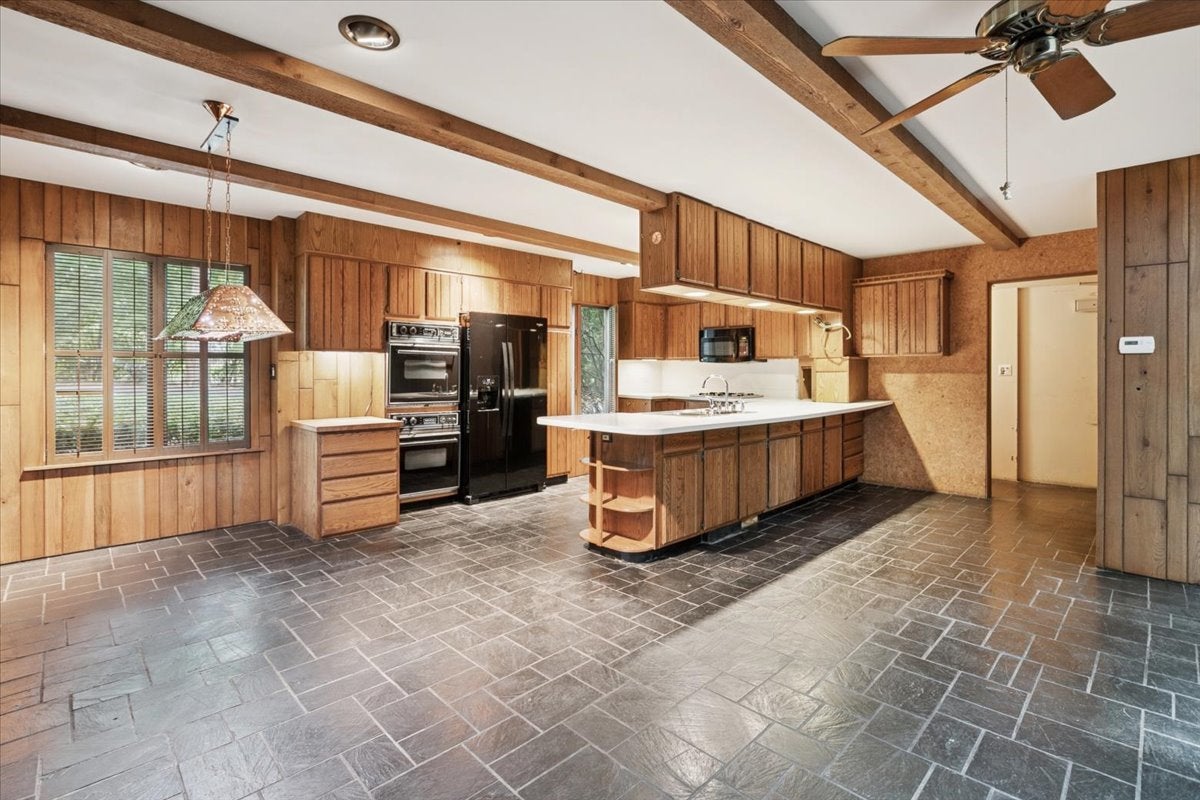 1161 Valley Road
