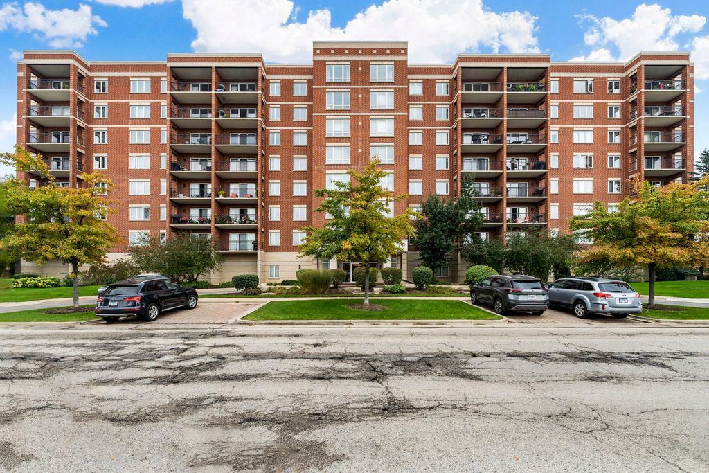 Photo for 5555 N CUMBERLAND Avenue #509, Chicago, IL 60656 (MLS # 12500343)