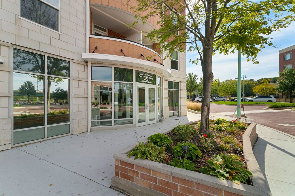 Photo for 400 Village Circle #109, Willow Springs, IL 60480 (MLS # 12487917)