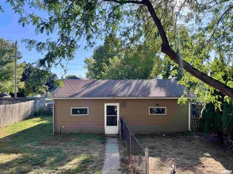 Tiny photo for 2711 N 2ND Street, Clinton, IA 52732 (MLS # QC4268195)