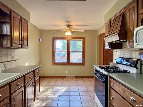 Tiny photo for 2711 N 2ND Street, Clinton, IA 52732 (MLS # QC4268195)