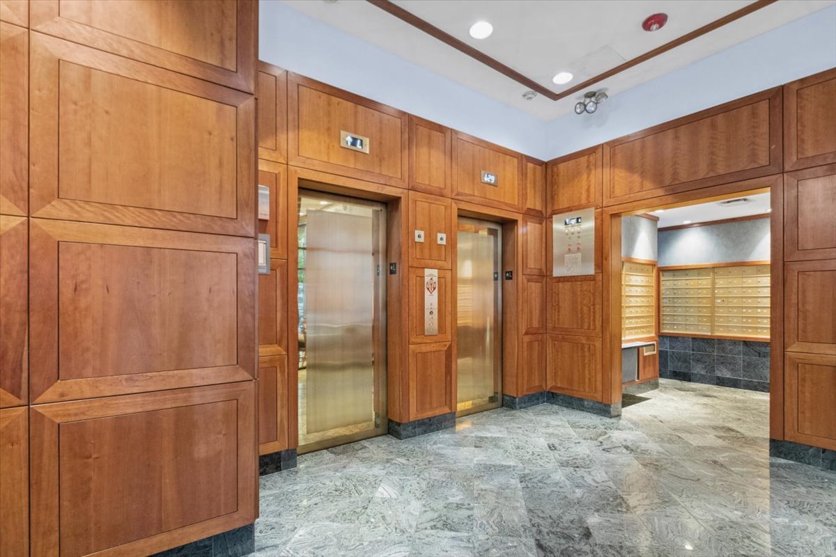 100 E Walton Street 33A