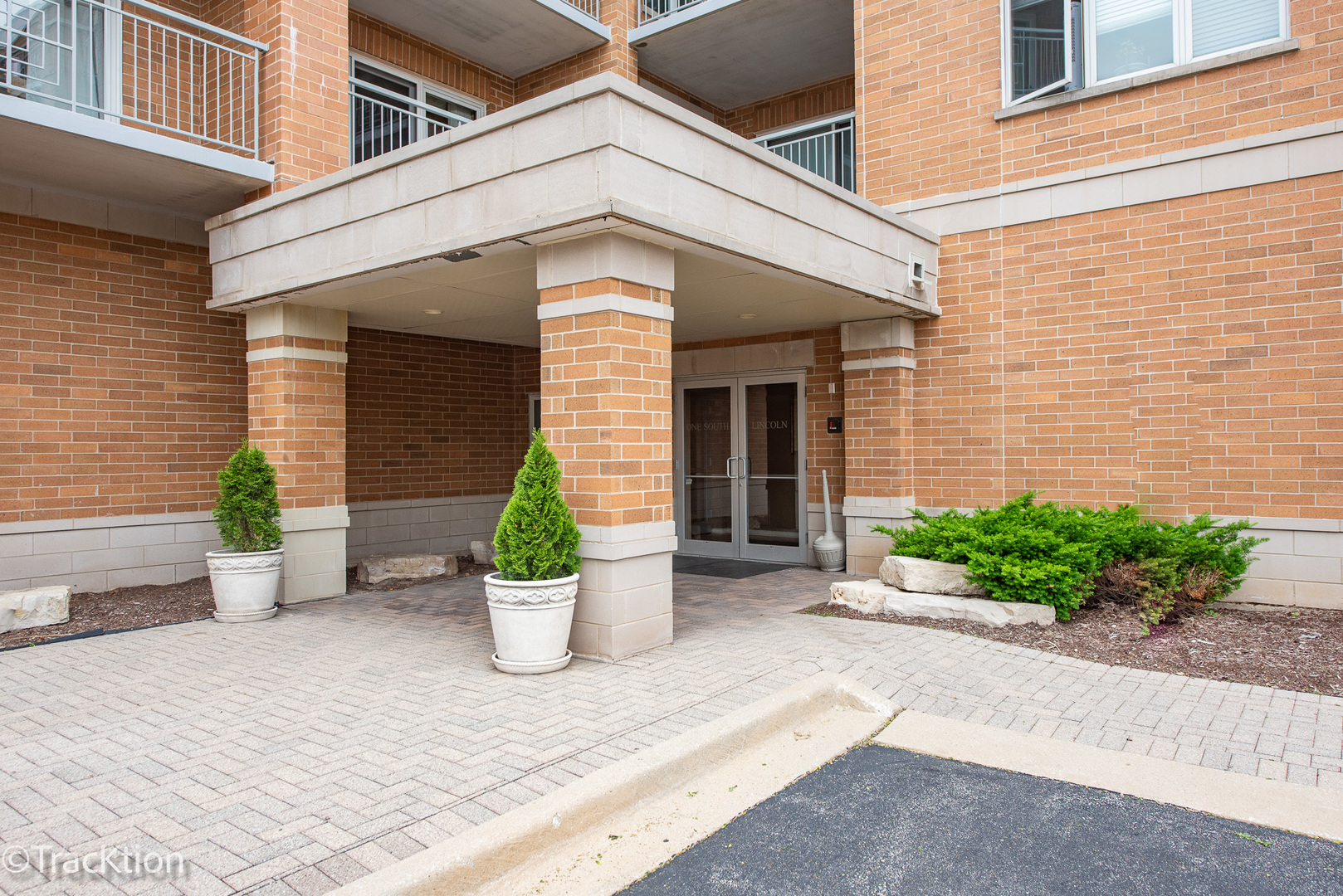1 S Lincoln Avenue 208