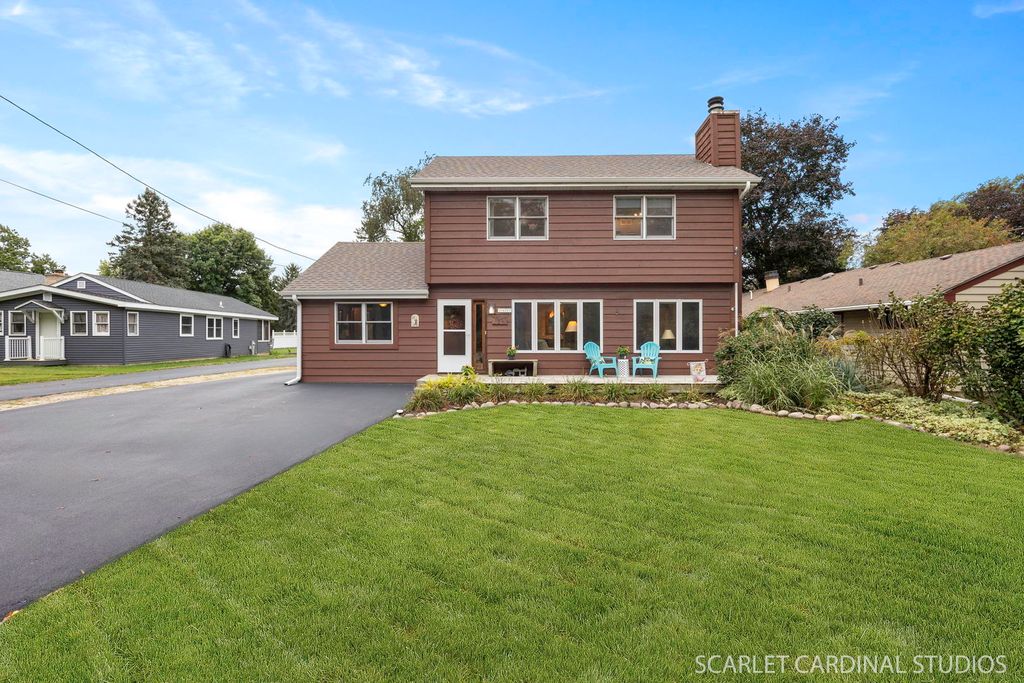 Photo for 28W569 Warrenville Road, Warrenville, IL 60555 (MLS # 12497390)