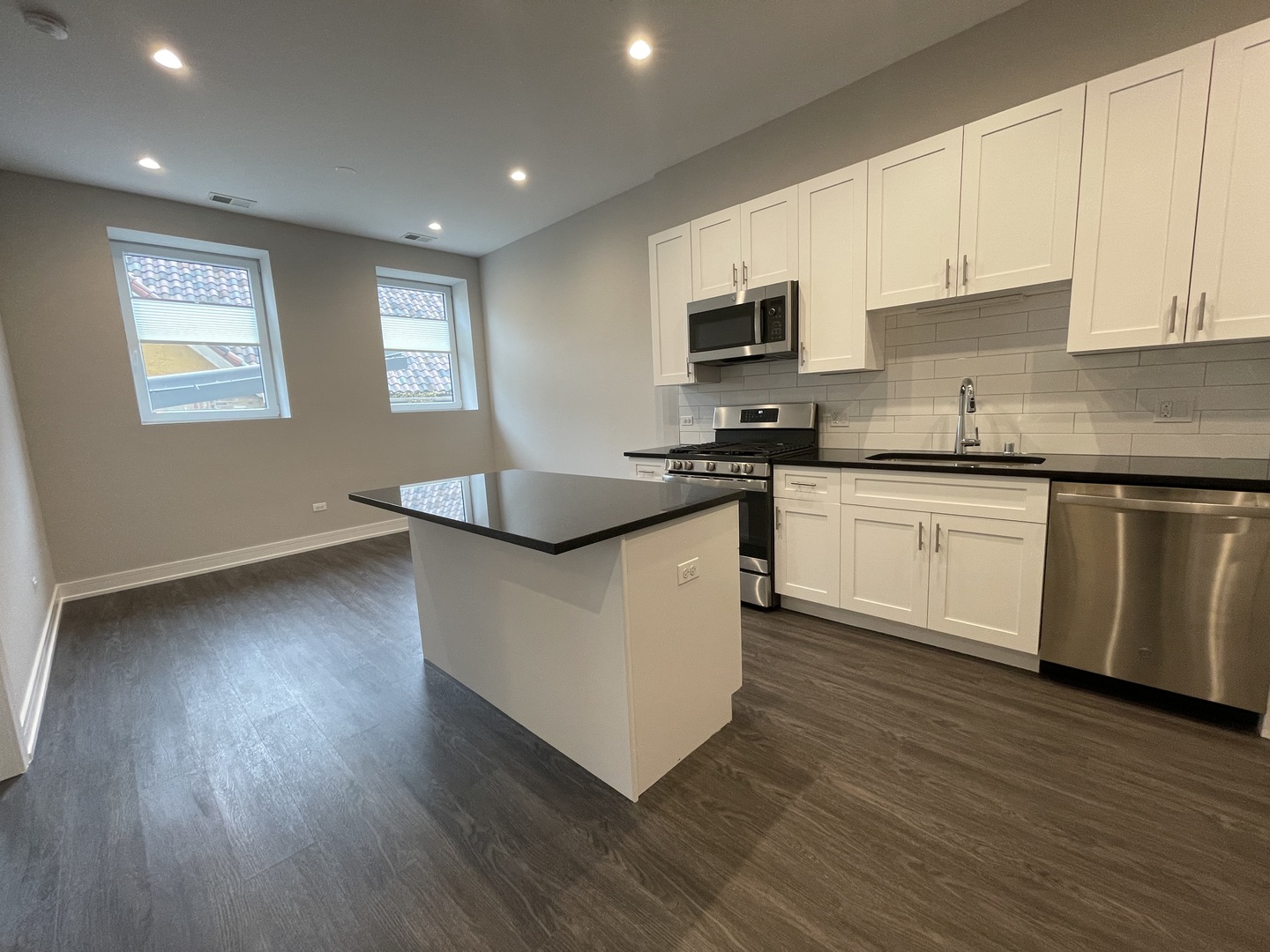1730 W Greenleaf Avenue 202