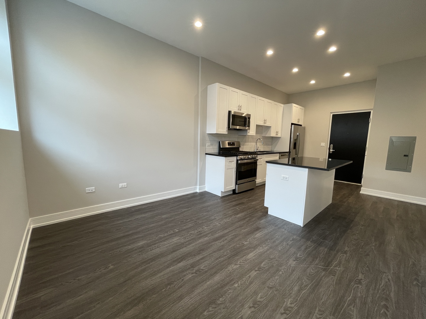 1730 W Greenleaf Avenue 202