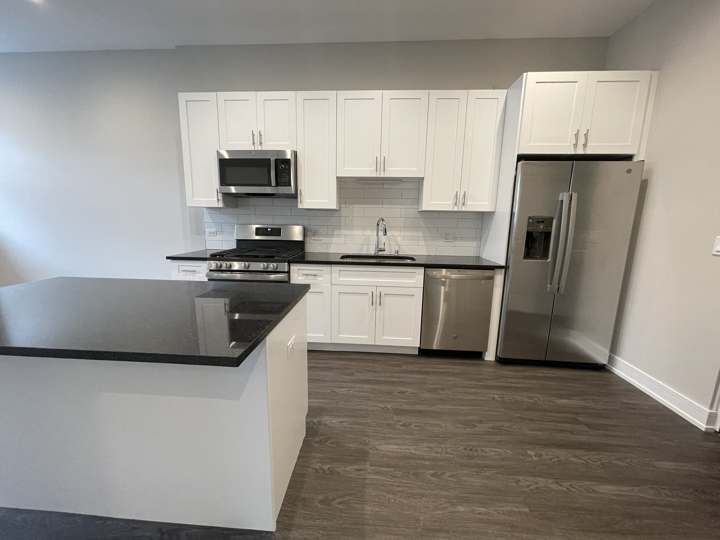 1730 W Greenleaf Avenue 202