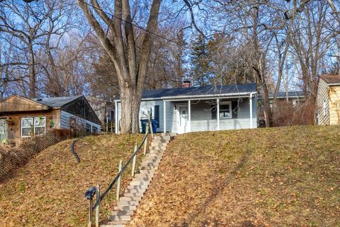 Photo of 3128 Indian Road, Davenport, IA 52802 (MLS # 12549453)