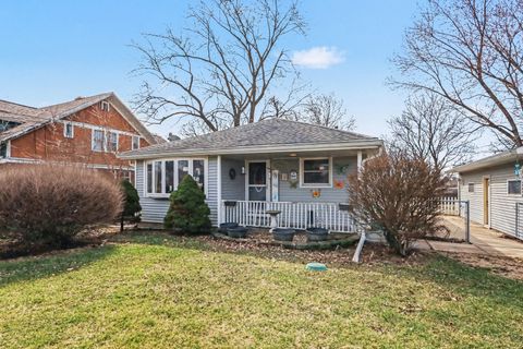 Photo of 900 Old Indian Trail, Aurora, IL 60506 (MLS # 12593649)